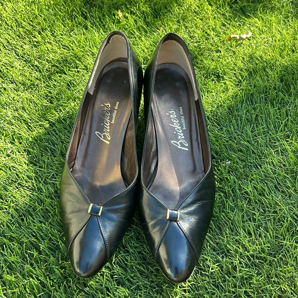 Bricker’s black leather heel